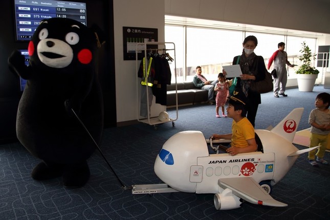 くまモン、飛行機のおもちゃで大はしゃぎ！
