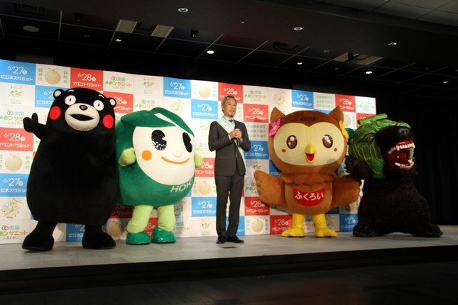 キャラクターに囲まれてニッコリ