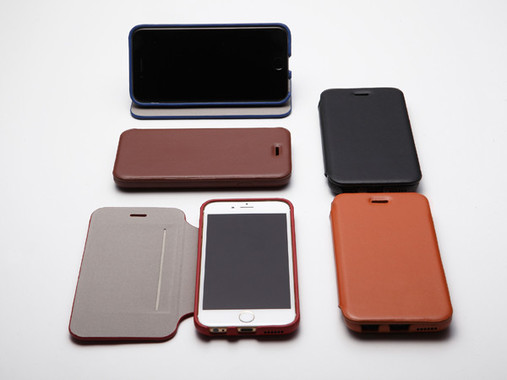 天然レザーやカーボンファイバーを使用した上質なフリップケース