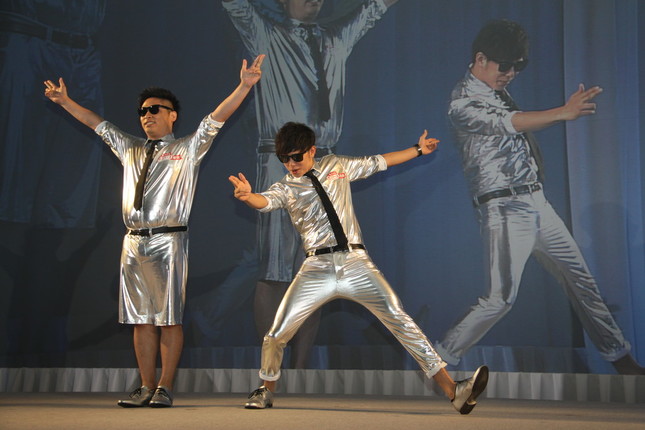 銀色の衣装で登場