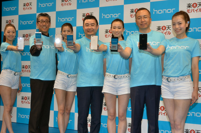 「赤」のイメージのファーウェイだが、この日は「honor」のブランドカラーの「青」で統一