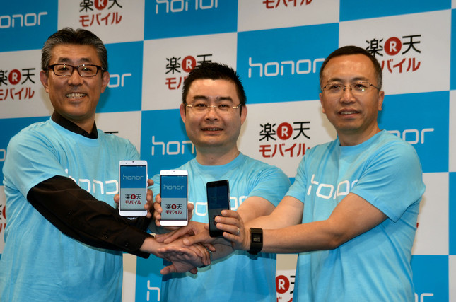 （左から）楽天副社長・平井康文氏、ファーウェイ・ジャパンデバイス・プレジデントの呉波氏、honorビジネスユニットプレジデント・趙明氏