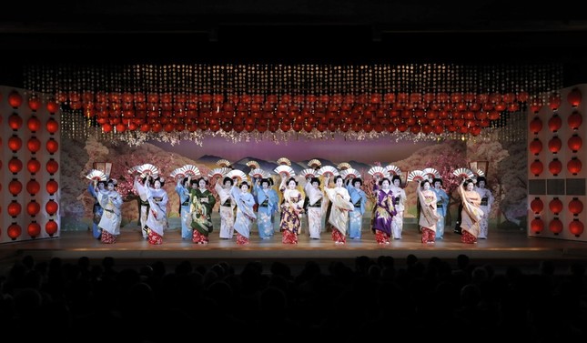 芸妓・舞妓40名が大集合　　写真提供：（公財)京都伝統伎芸振興財団