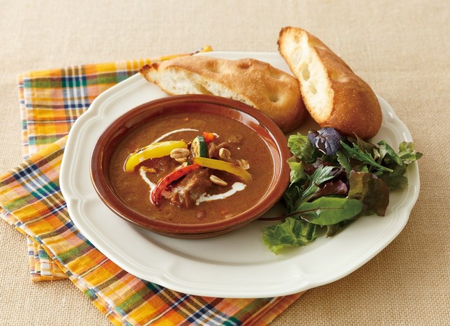 ルーをたっぷり絡めて味わえるようフォカッチャを添えた