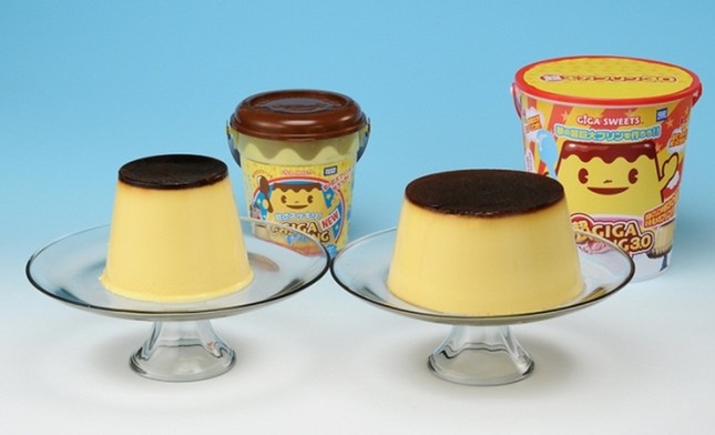 「ギガプリン」(左)と「超ギガプリン3.0」