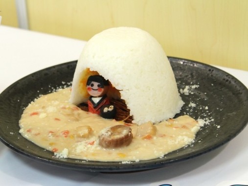 ウズラの卵とソーセージで作った「ゆきちゃん」が鎮座（かまくらカレー）