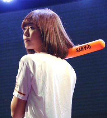 真剣なまなざしで「神スイング」にのぞむ稲村亜美さん