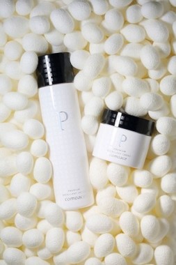 7月1日発売の「コモエース プレミアムエクセレントローション」（左）と「コモエース プレミアムエクセレントクリーム」（右）