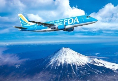 上空から見た富士山とフジドリームエアラインズの航空機(イメージ)