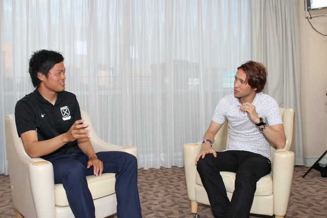 Jリーグで活躍する畑尾大翔選手（左）と、独ヘルタ・ベルリンの細貝萌選手が対談