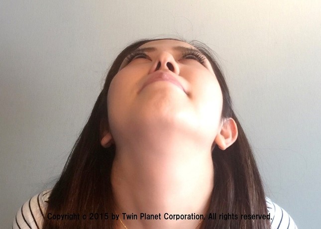 あきらかに左側だけ鼻が高くなっているじゃねーか