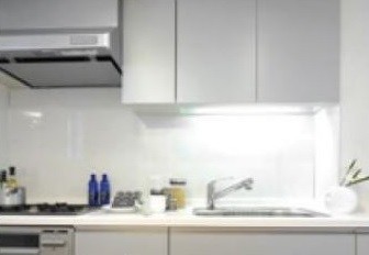 キッチンや洗面台などの点灯時間が短い場所でもLED化のメリットを！（写真はキッチンでのイメージ）