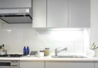 キッチンや洗面台などの点灯時間が短い場所でもLED化のメリットを！（写真はキッチンでのイメージ）