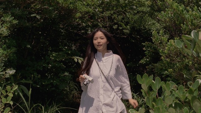 追いかけて木立のトンネルを抜けると、待っていたのは…