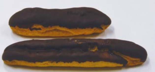 「ながーいチョコエクレア」(下)と定番の「牛乳と卵のエクレア」