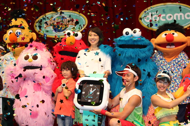 紙吹雪が舞うなか、セサミ・ストリートのキャラクターたちと記念撮影