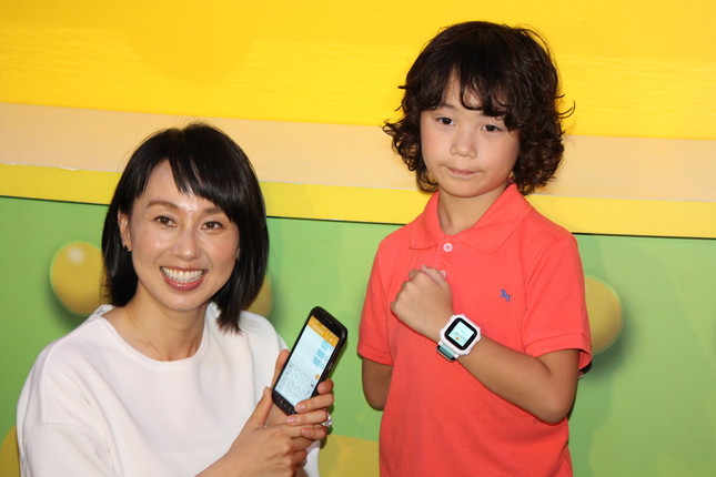 USJ仕様の定型文メールの送受信を嬉しそうに試す