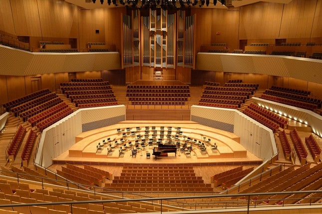 ステージを客席が取り囲む構造