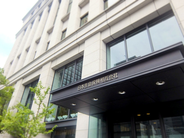 同ビルの外窓にはライトアップが施される