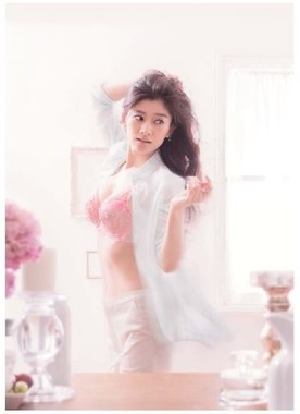 イメージキャラクター篠原涼子さんがモデルを務めた、恋するブラ15周年記念アニバーサリーデザインブラジャー