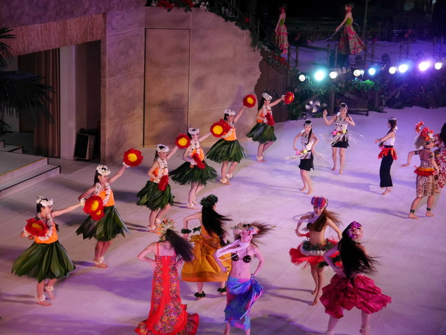 オープニング曲「BIG MAHALO!!」後列右側2人、左側2人が新人