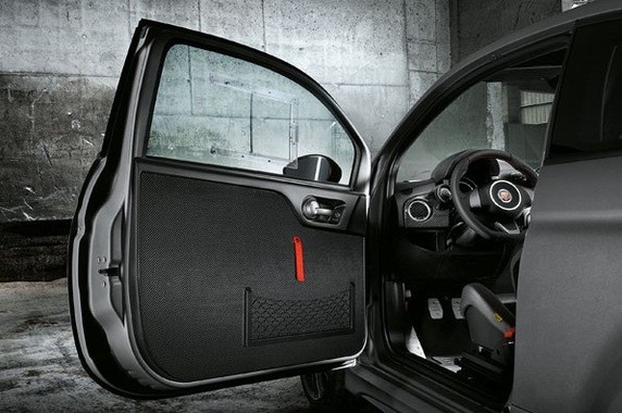 軽量素材を積極的に使用し、徹底的に車両の軽量化を実施