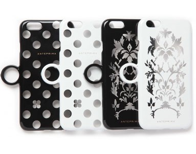 iPhoneのカラーとコンビネーションを楽しめる透け感あるデザイン