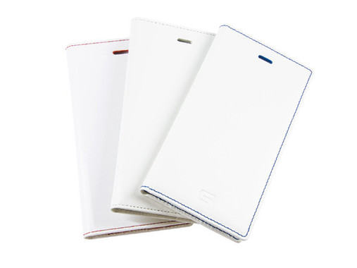 夏をイメージした鮮やかな発色のブルー、ホワイト、レッドをラインアップ