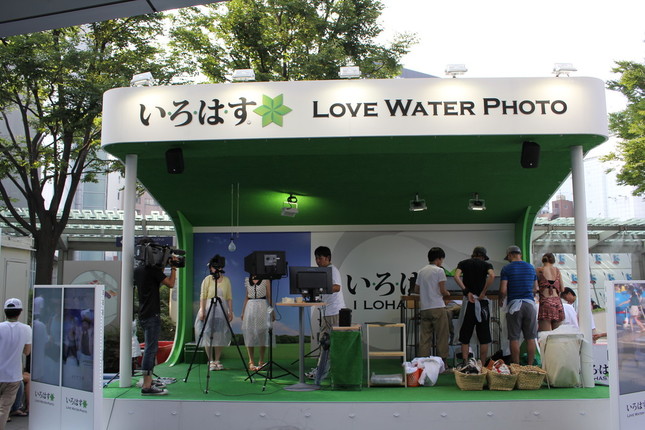 六本木ヒルズの66プラザには、「LOVE WATER PHOTO」ブースが特設されている