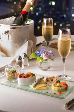 オードヴルの盛り合わせとシャンパンのルームサービス付