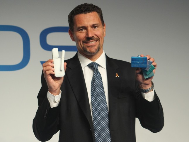 iQOSを紹介する、PMJのローラン・ボアサール社長