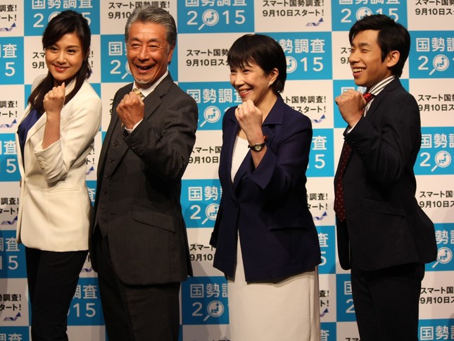 「国勢調査2015広報キックオフ発表会」に出席した（左から）藤原紀香さん、高田純次さん、高市早苗総務大臣、織田信成さん