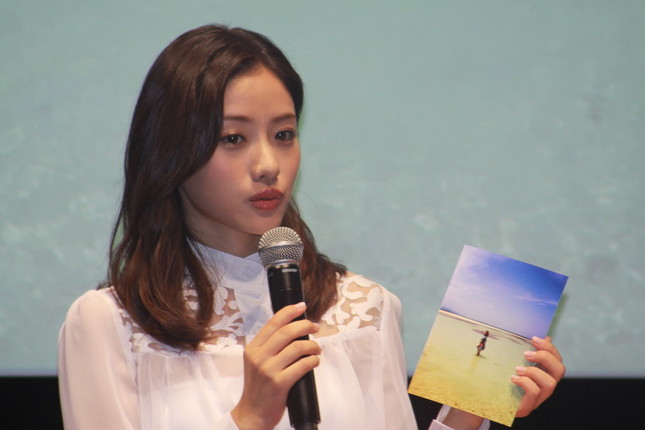 実際に取った写真を手に、写真印刷の魅力を語る