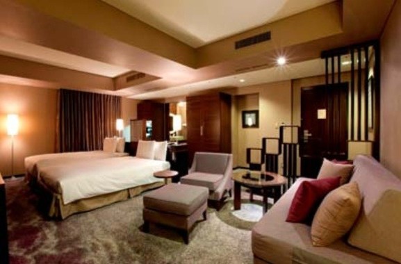 クリスマスツリーなど華やかな雰囲気の客室へと変わる