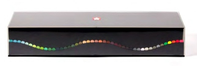 高級感のあるアクリルカバーの専用ケース入り