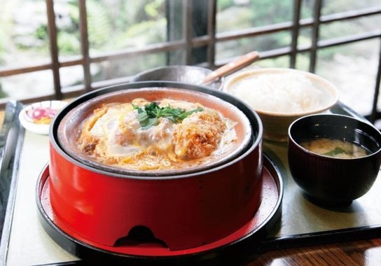 箱根屈指の人気グルメ、「豆腐かつ」