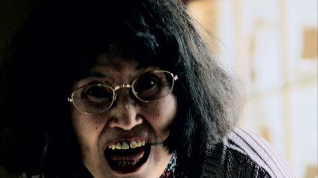 暴れるおばあさん