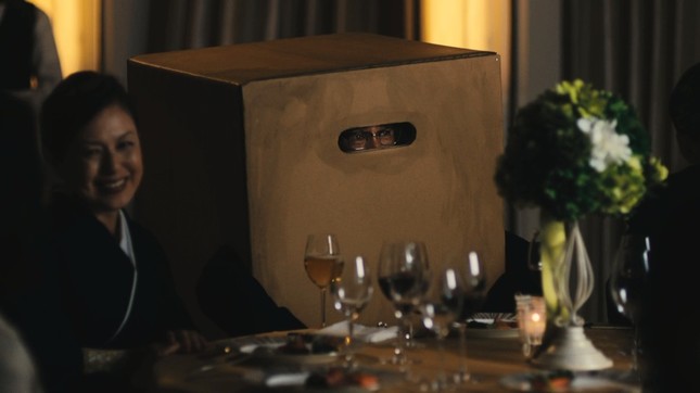 メタルギアシリーズの象徴である段ボールをかぶって結婚式に臨む花嫁、花婿と、花嫁の父親