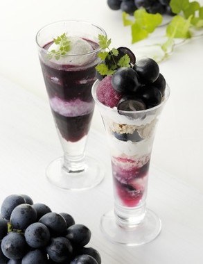 「COZYスムージー」（左）と「長野県産ナガノパープルのパフェ」