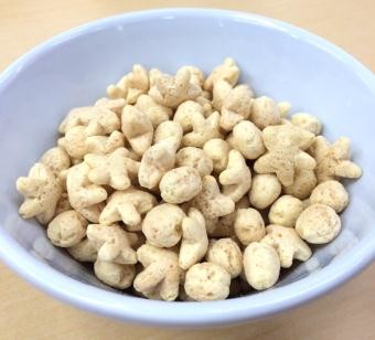 雪や雪の結晶をイメージした形状で、バニラ風味の軽いパフ