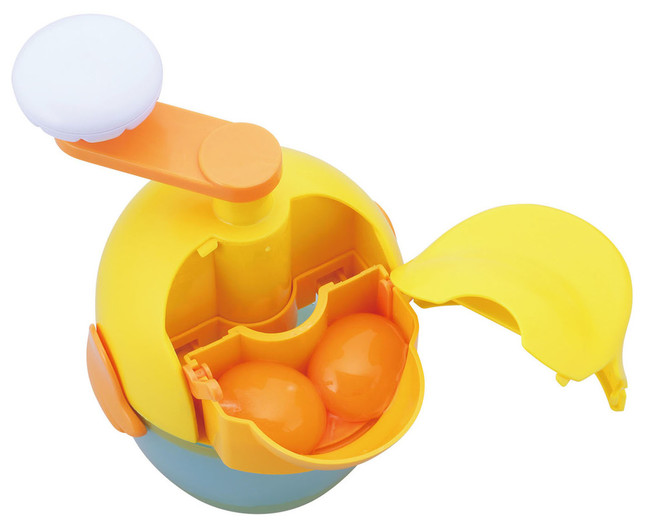 背面から割った卵を投入する