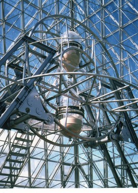 「最大の砂時計」　島根県大田市の仁摩サンドミュージアム　全長5.2メートル、直径1メートル