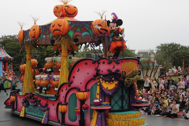 TDL「ハッピーハロウィーンハーベスト」の“パンプキンショー”が行われているレビューシアター