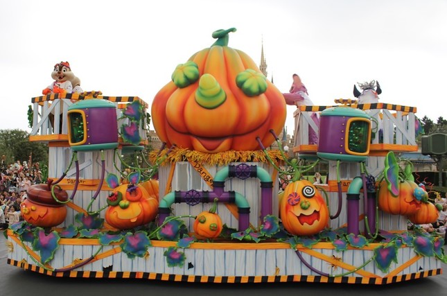 TDL「ハッピーハロウィーンハーベスト」の「巨大なかぼちゃを創り出すラボラトリー」