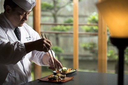 敷居が高いイメージの金沢の料亭だが旅行者でも気軽に体験できる