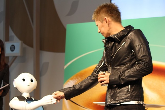 Pepperと対面　握手を交わす