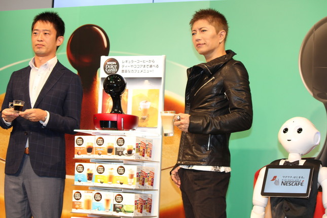 ネスレ日本の大谷謙介部長（左）を交えて3人で