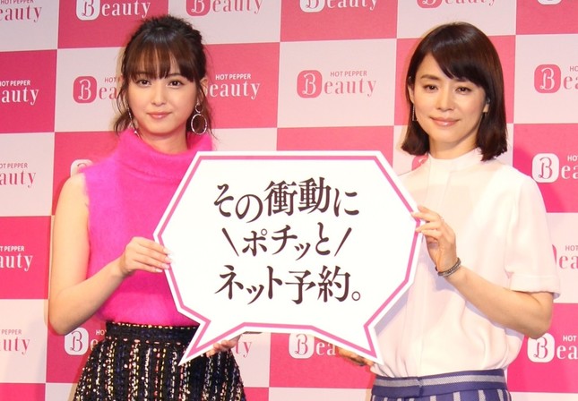 佐々木希さん（左）と石田ゆり子さん（右）