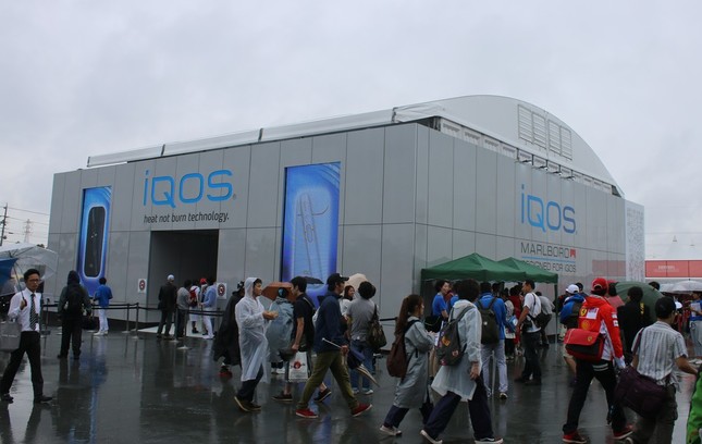 多くの人でにぎわった「iQOS Cube」