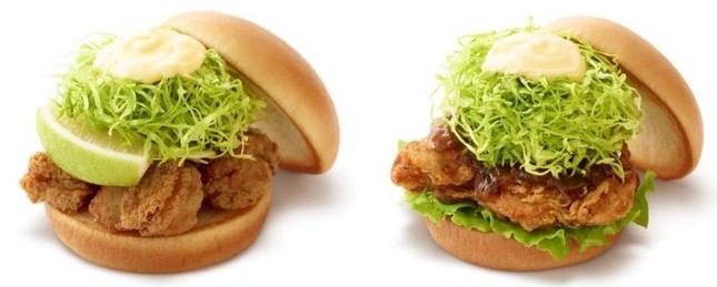 中津からあげバーガー（左）と釧路ザンタレバーガー